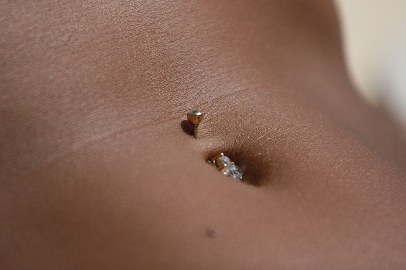 Piercing v pupíku fialová kytička s kamínky