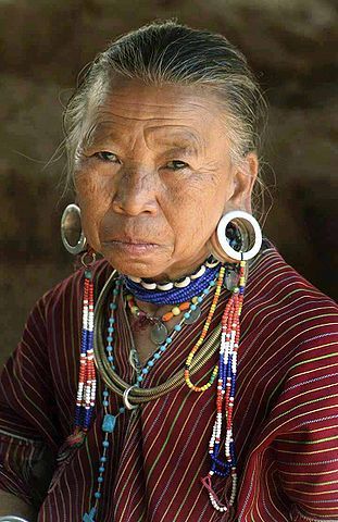 Žena z původního kmene obyvatel s tunelem v uchu