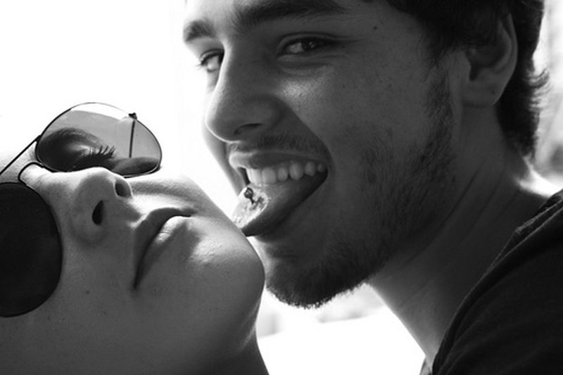 Mladý pár, kluk s piercingem v jazyku