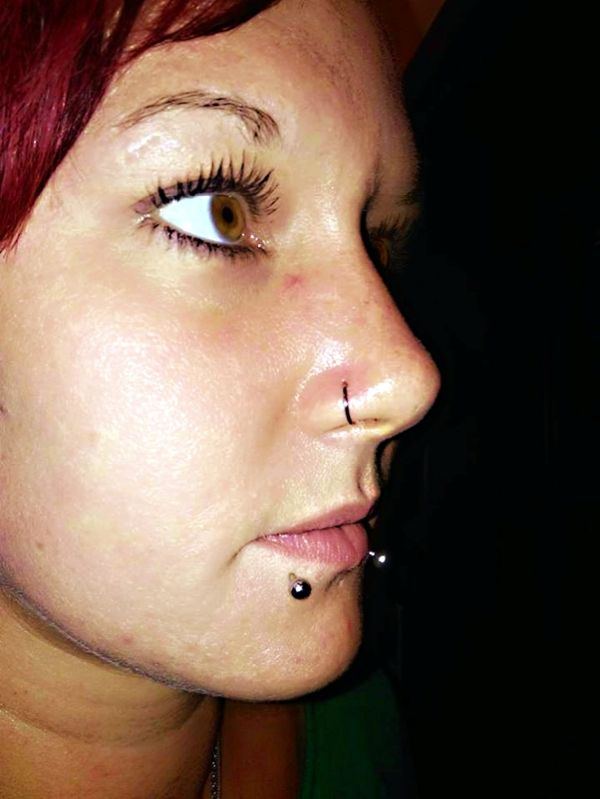 Mladá dívka s piercingem v nose po čerstvé aplikaci